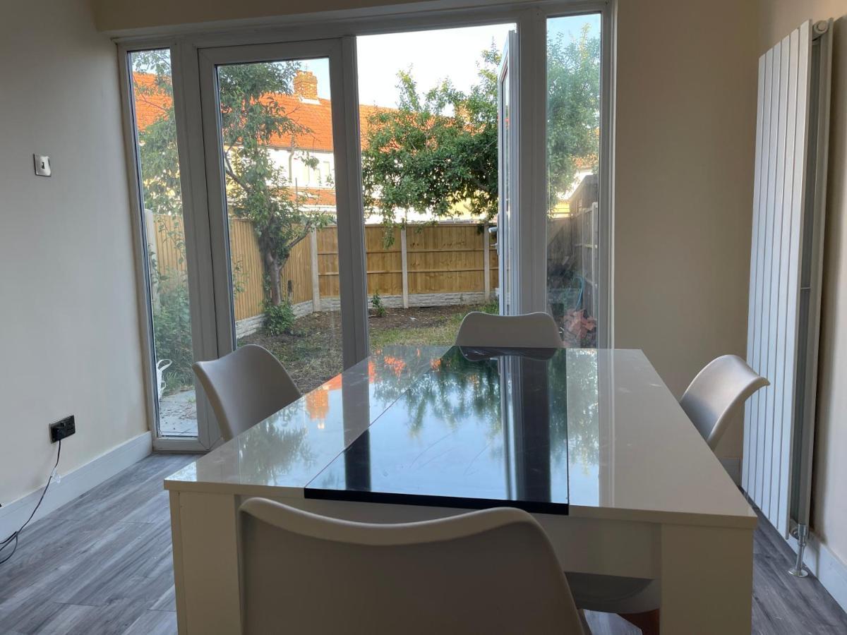 Modern 4-Bedroom Entire House With Garden Uxbridge Kültér fotó