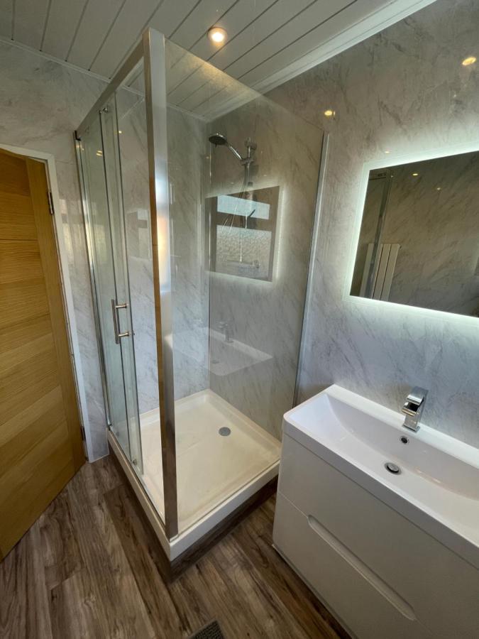 Modern 4-Bedroom Entire House With Garden Uxbridge Kültér fotó