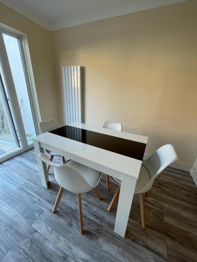 Modern 4-Bedroom Entire House With Garden Uxbridge Kültér fotó